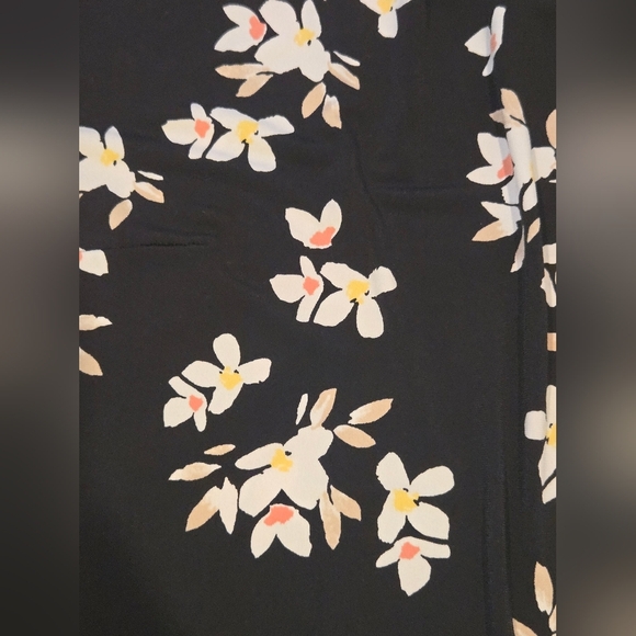 Liz Claiborne Floral Top - Picture 2 of 8